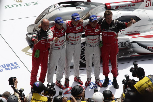  (Audi-Motorsportchef), Marcel Fässler (CH), André Lotterer (D), Benoît Tréluyer (F), Ralf Jüttner (Technischer Direktor Audi Sport Team Joest