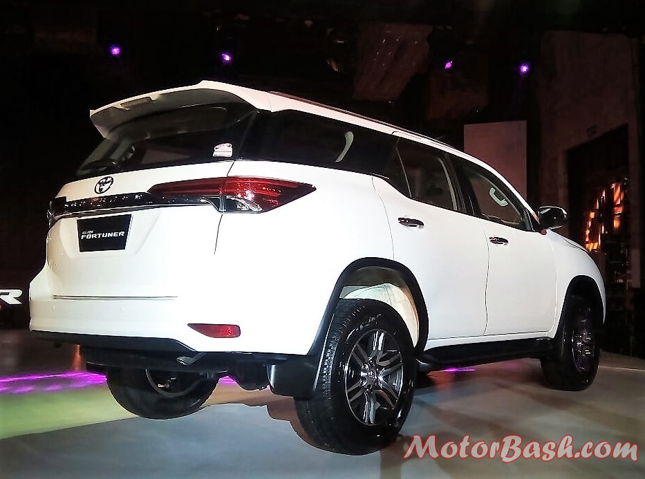 2017-toyota-fortuner-rear-pic-1