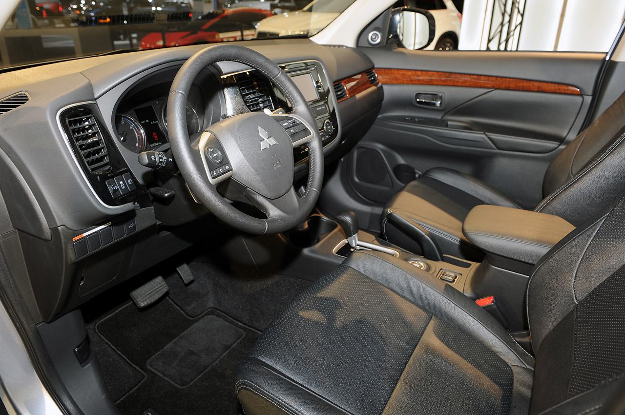 2014-Mitsubishi-Outlander-Interior (1)