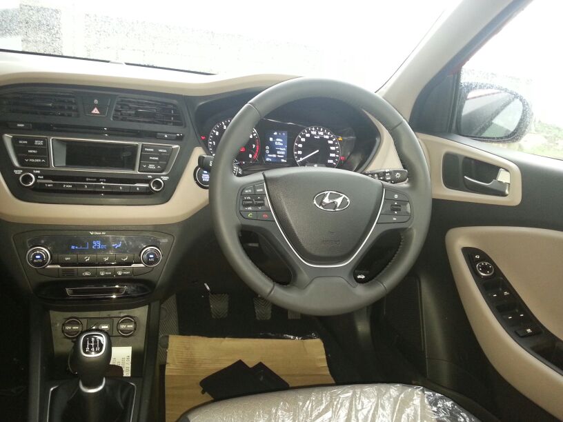 New-Hyundai-Elite-i20-Pics-interior-steering